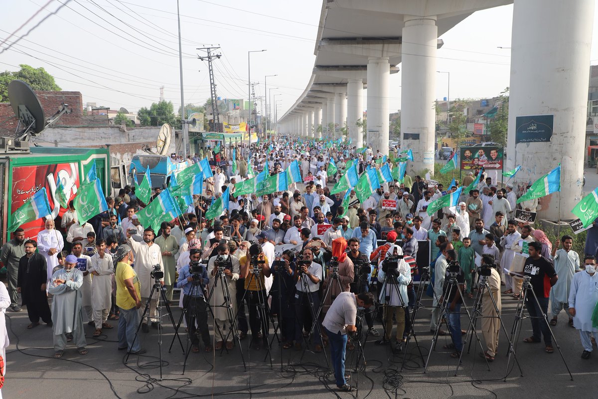 JIPOfficial's tweet photo. لاہور:امیر العظیم سیکرٹری جنرل جماعت اسلامی ملتان روڈ پر مہنگائی کے خلاف منعقدہ احتجاجی مظاہرے سے خطاب کر رہے ہیں،امیر جماعت اسلامی لاہور ڈاکٹر ذکراللہ مجاہد اور دیگر بھی موجود ہیں۔ https://t.co/joGRr7pAFp