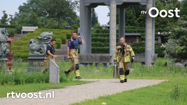 Brandweer blust brand op begraafplaats Kranenburg in Zwolle. #rtvoost.