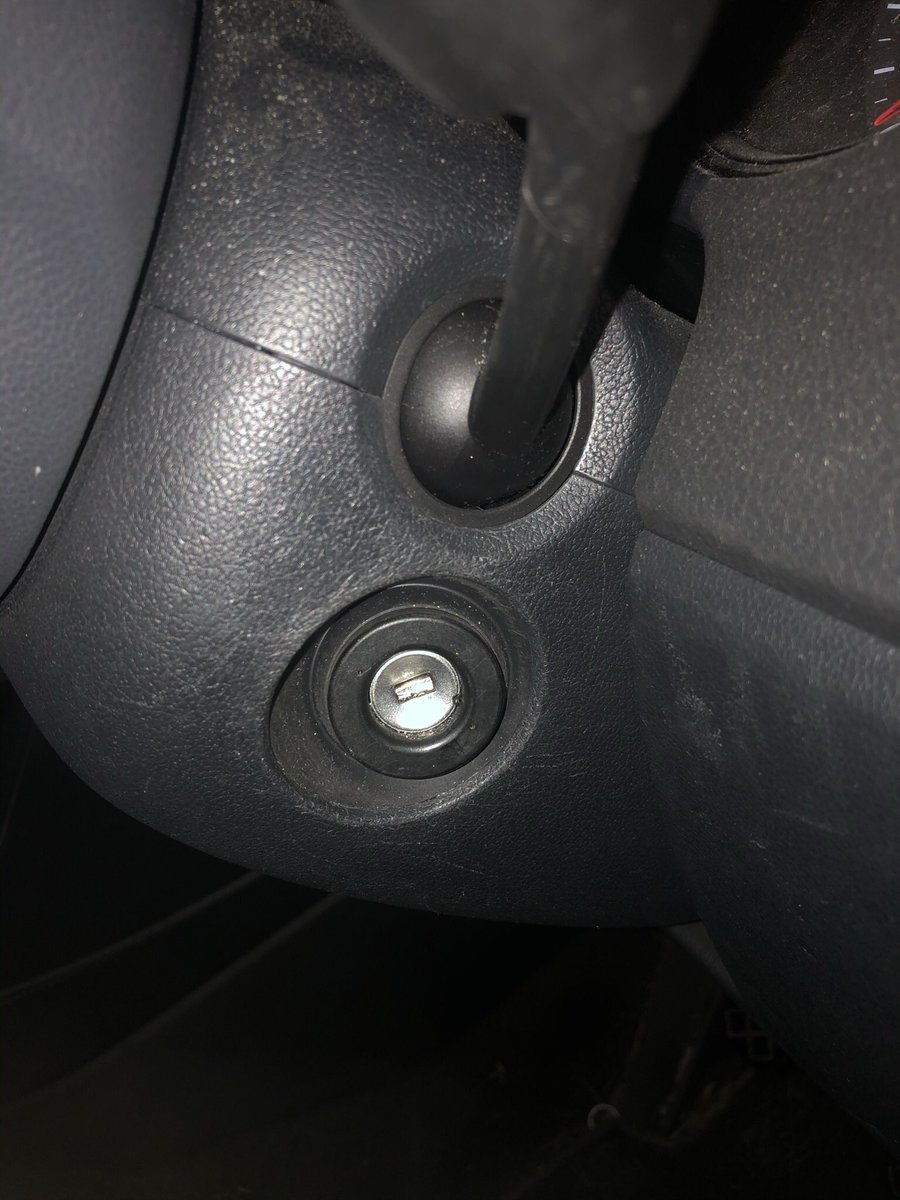 ColmArundel's tweet image. #accesskeyslocksmiths #autolocksmiths #brokencarkey #replacement #vw #polo
Sunday morning #brokencarkey in #ignition #volkswagen  #beaconsouthquater #sandyford #brokenkeyremoved  #replacement #carkey cut for remotkey.