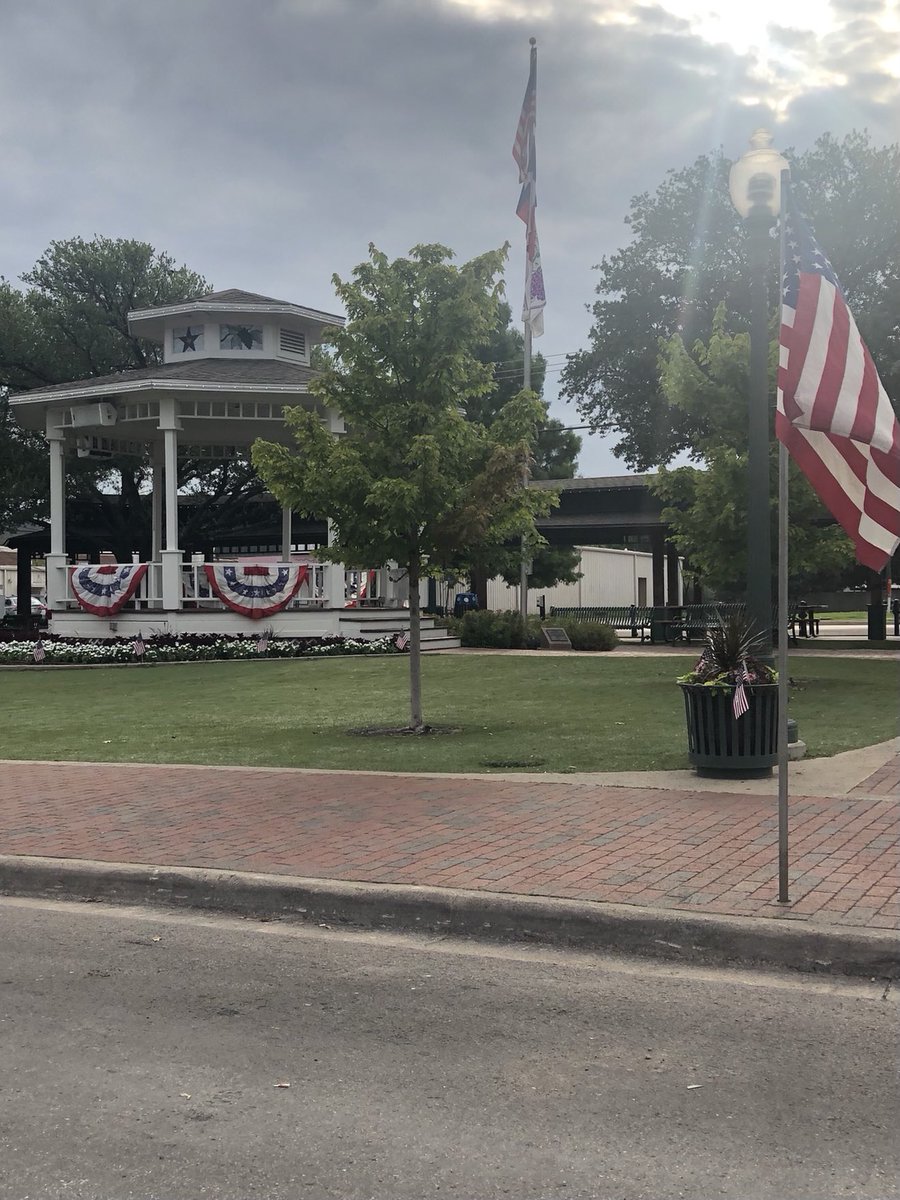 LesliWare1's tweet photo. I love living in ⁦@GrapevineTXCity⁩. Such a patriotic small town. https://t.co/8mAPP0ohCz