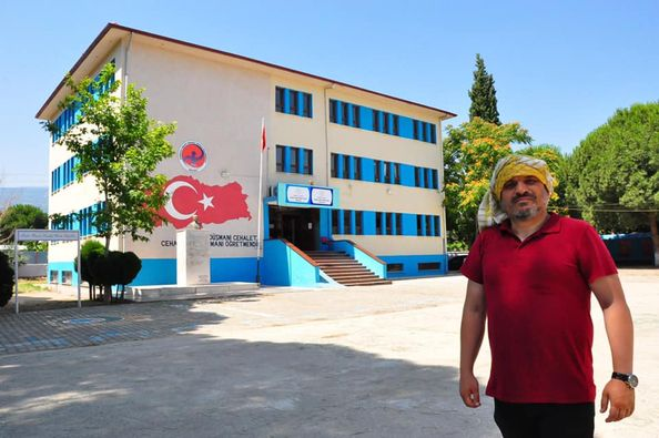 avmbalci's tweet photo. Manisa’da ilk ve ortaokul müdürü Yakup Ateş, okula ait 8 dönümlük araziyi buğday ekerek değerlendirdi. Hasat ettiği buğdaylardan elde ettiği geliri ise okulun bakım ve onarımının yanı sıra maddi durumu iyi olmayan öğrencileri için kullandı. https://t.co/lQcg5dNHIC