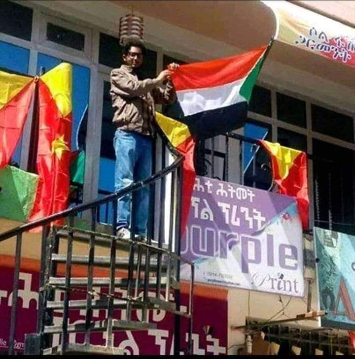 مواطنو التيغراي  يرفعون الاعلام السودانية في شوارع ميكيلي عاصمة الاقليم  تعبيراً امتنانهم للشعب السوداني علي استقبالهم واكرام لاجئيهم حتى وقت الحرب الاخيرة ، المهم الاثيوبيين بصفة عامة بشبهونا وبنريدهم وحاات الله ،،