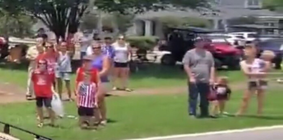 chthro's tweet photo. @allbaipage @mtgreenee People are saying it was the worst parade ever.
The last time people looked this depressed on the side of the road was Dallas 1963
#WorstParadeEver https://t.co/GhlUAPfBIT