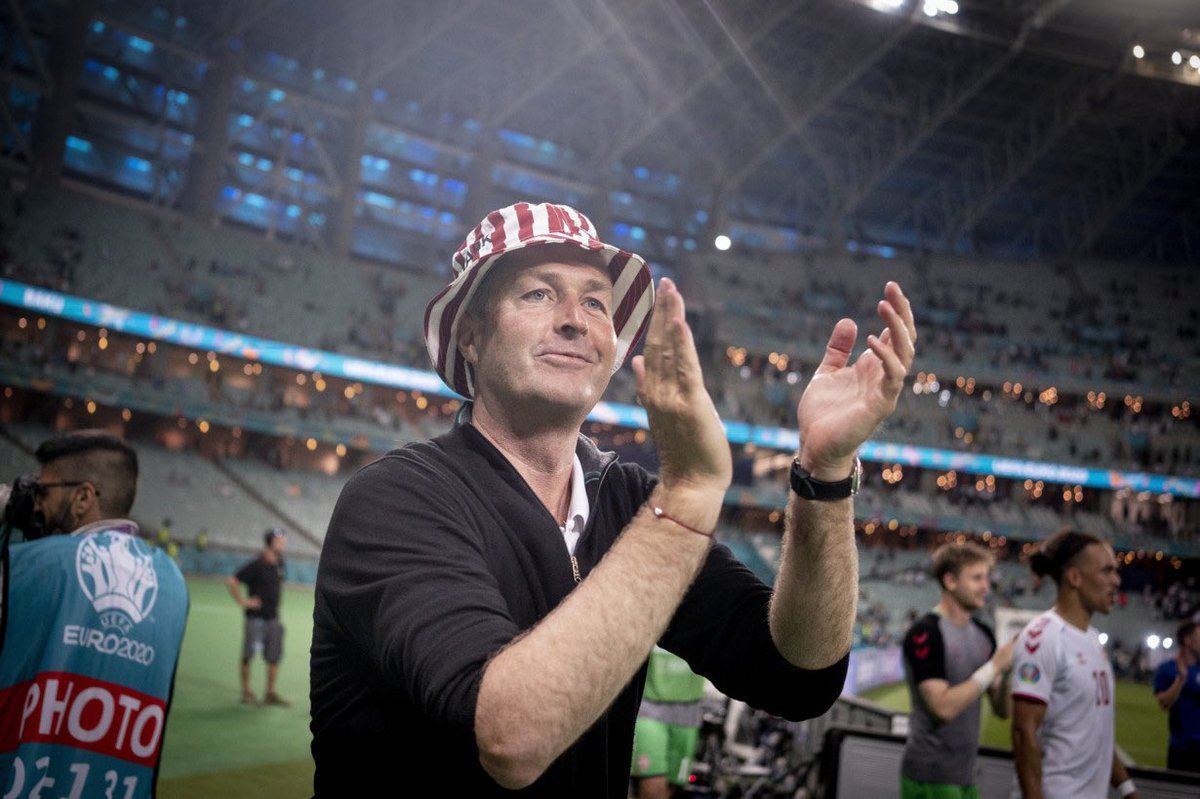 Glem tilknappede jakkesæt, coolness og pokerfjæs. Giv mig til hver en tid en mand som gerne tager en stribet bøllehat og et smil på når lykken melder sig #onlyafoolplaysitcool #EURO2020 #DEN