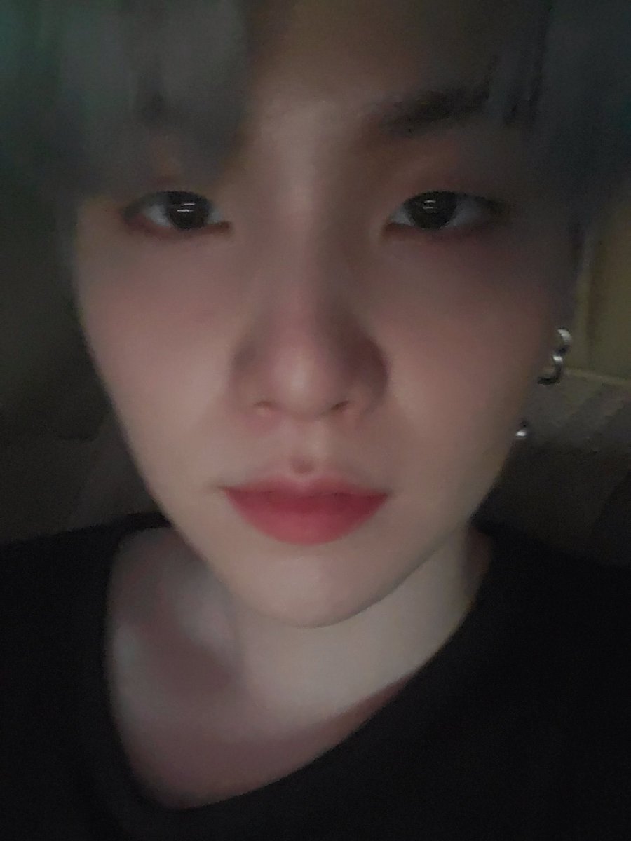 knjtokyoss's tweet photo. @BTS_twt 😐                                                   😀 https://t.co/V7AkzURkHN
