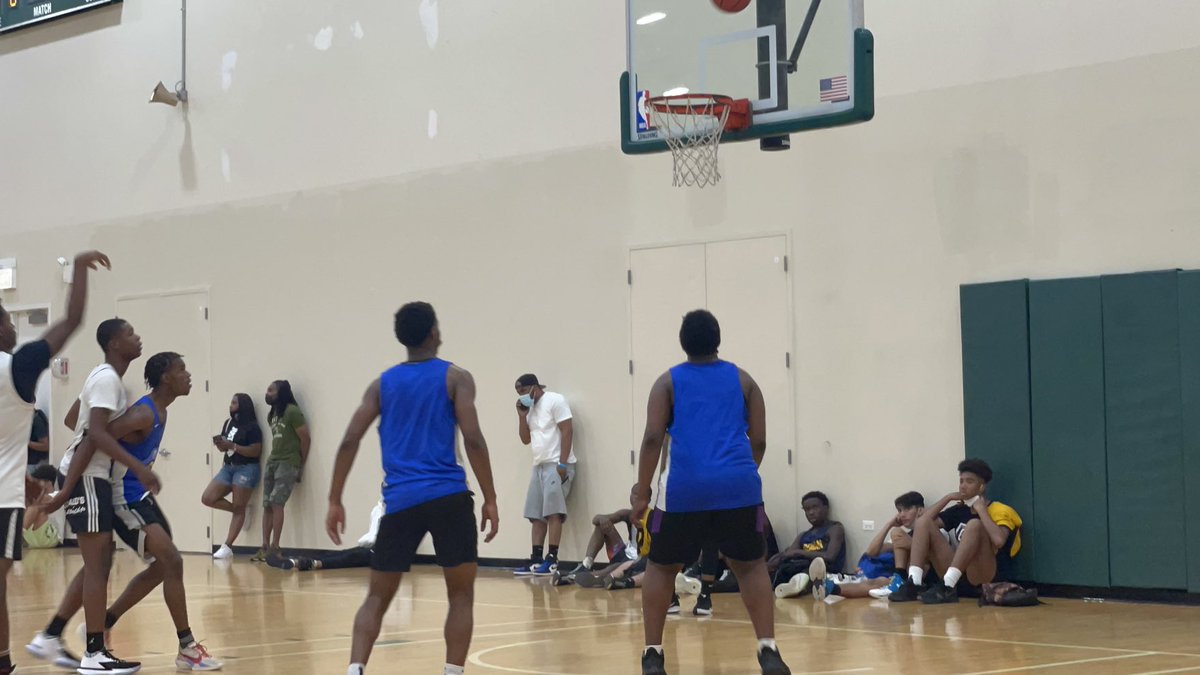 MsSpyderite's tweet photo. Whose about to grab that rebound???? 3 the hard Way!!! #JohnsonStrong #itstheJohnsonforme @yesitsjaloni (Junior) @JavonJohnson0 (Senior) and Jerry Johnson (Freshman)!! @ProvisoE_Hoops https://t.co/SYZI4Mzg2N