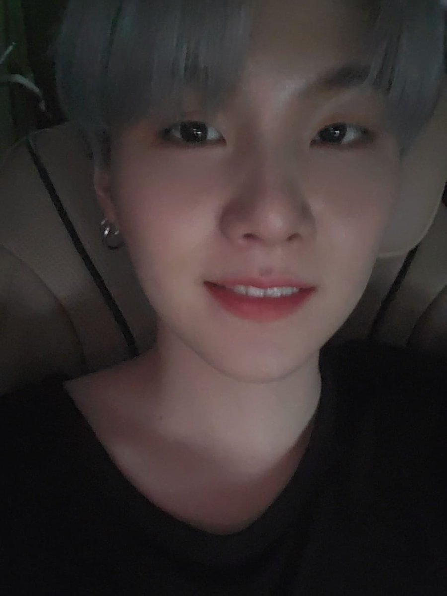minyoonsupport's tweet photo. #SUGA es tendencia como Min YoonGi y SUGA por sus selcas en Twitter y Weverse.

#BTSSUGA #슈가 #방탄소년단슈가  @BTS_twt https://t.co/VtakrZdlVq