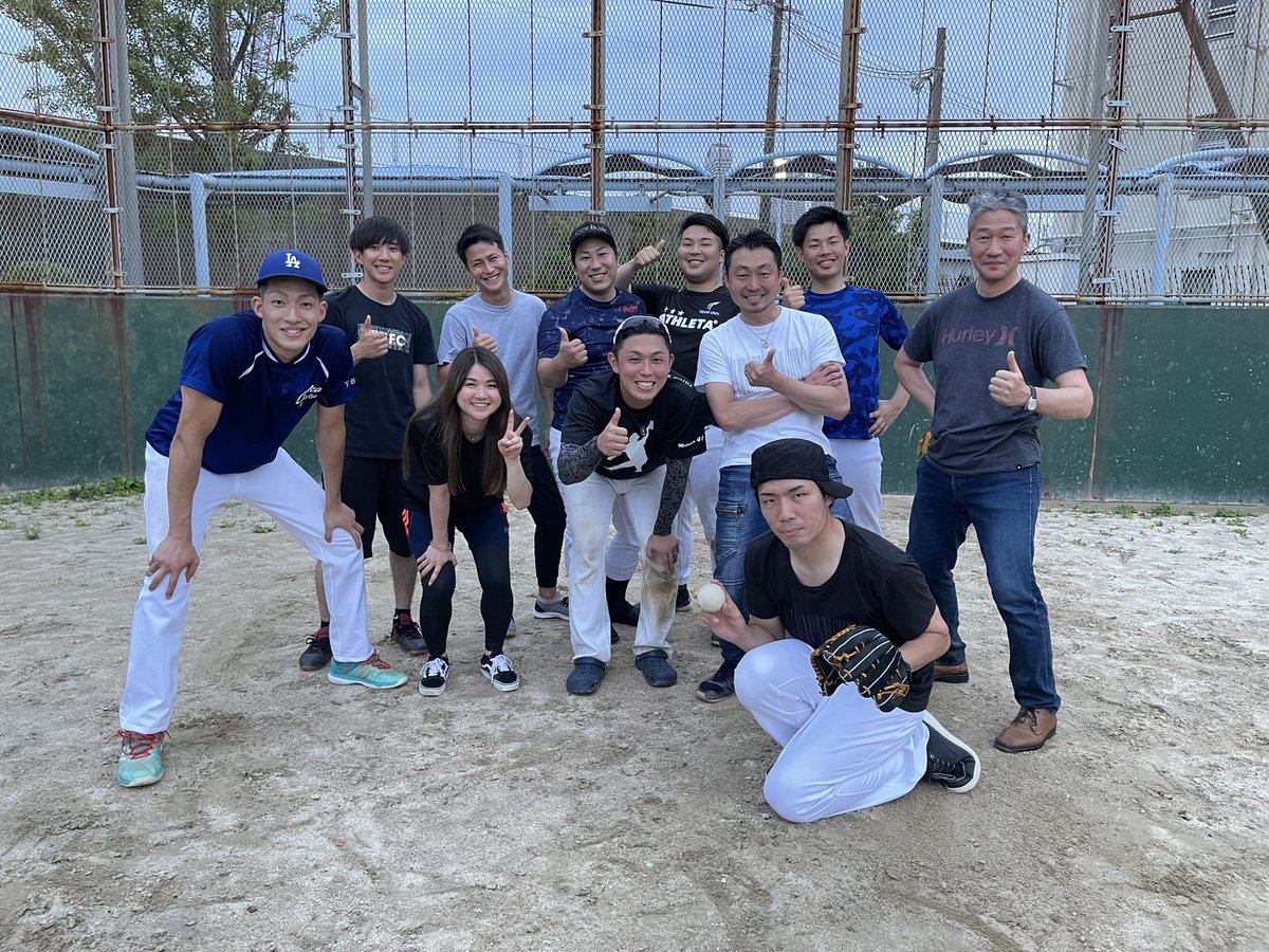 z1hiroki's tweet photo. 息子を乗せて社員仲間の野球観戦！
バイクで行くとビール飲めないのがデメリット🥲
代打で参戦！
初めての野球、もちろん三振笑
#z1
#野球
#此花区
#ツーリング https://t.co/Mn7kAmCndi