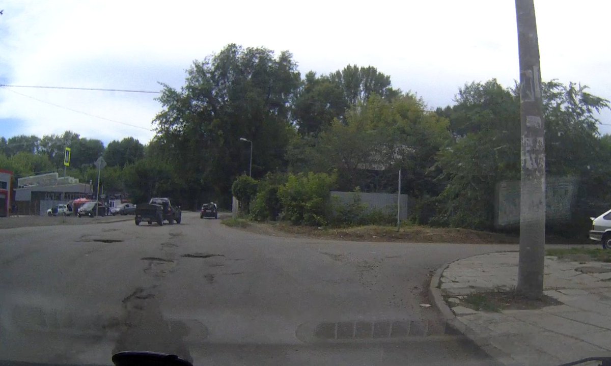 Ташкентский переулок - еще одна дорога, по которой ездить не безопасно. <a href="/gibddsamara/">ГИБДД Самара</a> <a href="/SamaraProk/">Прокуратура Сам.обл.</a> <a href="/D_Azaroff/">Дмитрий Азаров</a> 
Тут давно нужен не ямочный, а капитальный ремонт. Но городские власти ремонтируют Ленинскую, им не до удаленных от центра районов...⬇️