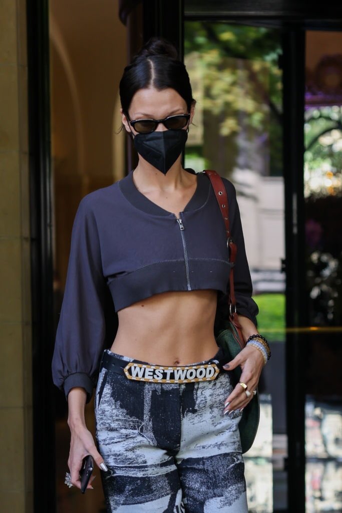 MediaBHARG's tweet image. Bella Hadid el dia de hoy saliendo de su hotel en Paris, Francia. (04/07/21)