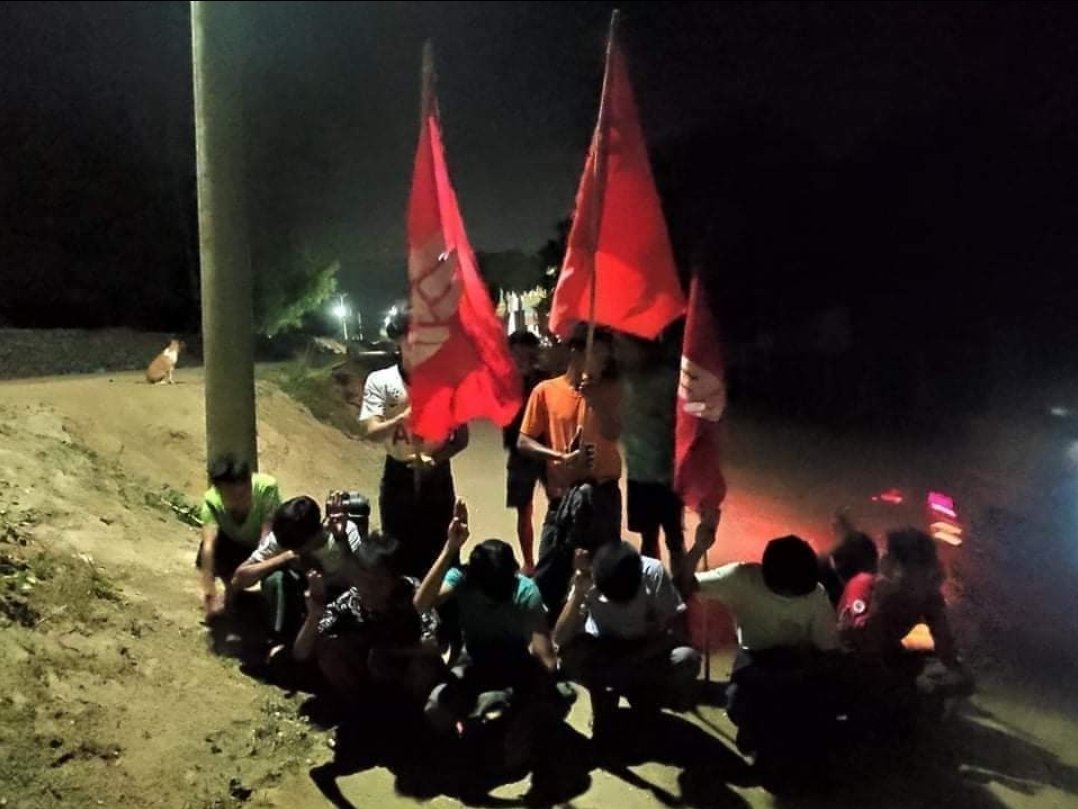 A group of people from a villages in southern part of A_Myint old town,Monywa-Chaung Oo Township marched with motorbikes and staged a peaceful sit_in Strike to defy military rules. 
#WhatsHappeningInMyanmar 
#July4Coup