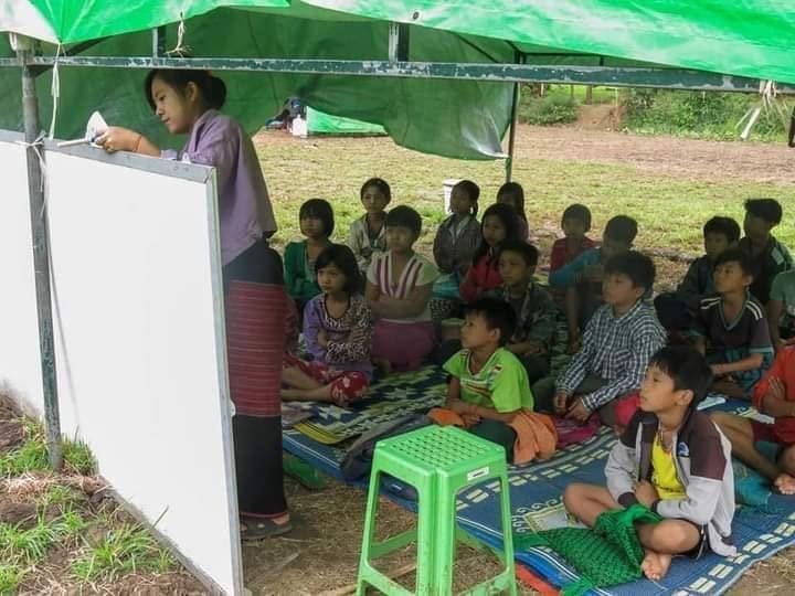 shafiur's tweet photo. #July4Coup Demoso, Karenni ( Kayah State)

STRUGGLE TO EDUCATE CHILDREN OF IDPs 

Tens of thousands have been displaced by SAC junta violence. Makeshift school for the children. 👇

#WhatsHappeningInMyanmar https://t.co/ZepUvgCBPy