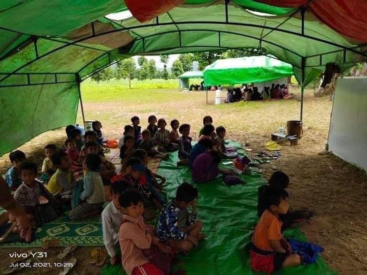 nslwin's tweet photo. DEMOSO, Karenni (Kayah) State:

Tens of thousands of refugees in DEMOSO. Children are studying in the makeshift school.

#July4Coup #WhatsHappeningInMyanmar #MilkTeaAlliance https://t.co/xbSzm7Rbqn