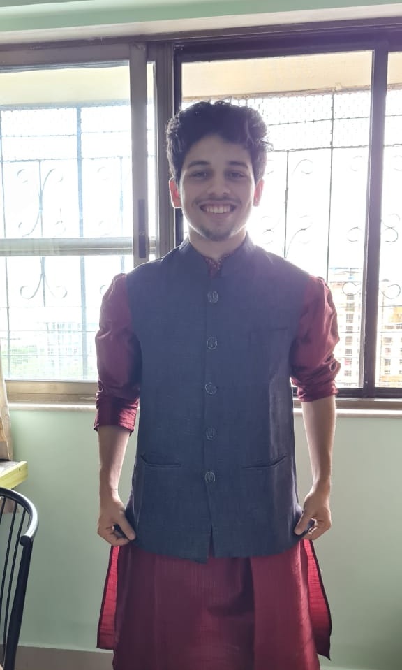 aadityabhide's tweet image. Not me awkwardly smiling so my mom can click a pic and send it on family WhatsApp group 😩