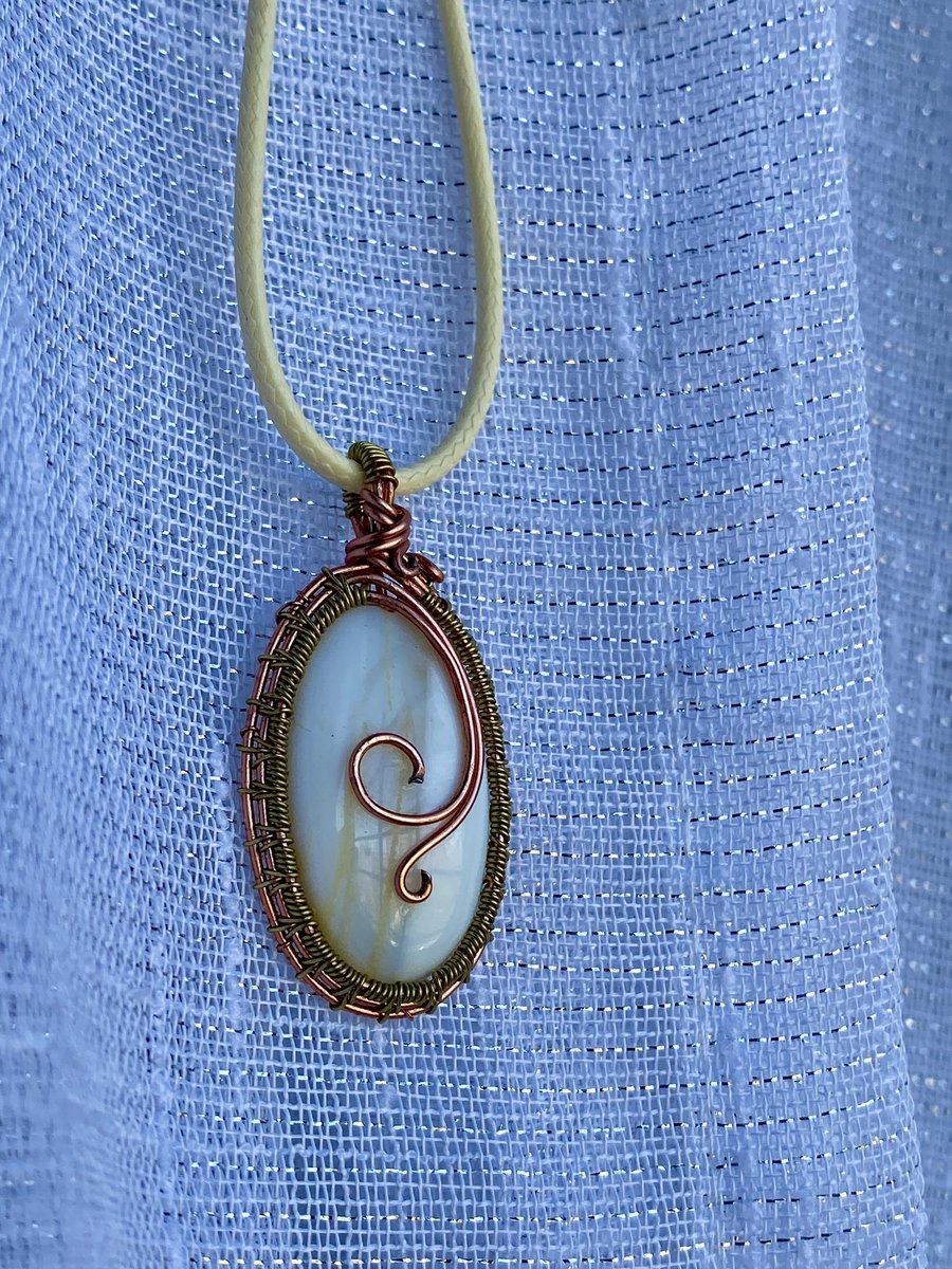 lmr_vrt's tweet photo. #wirewrap #opal #sunstone #energy #healing #crystals #wirewrappedjewelry #handmade https://t.co/o2tKyeQLtP