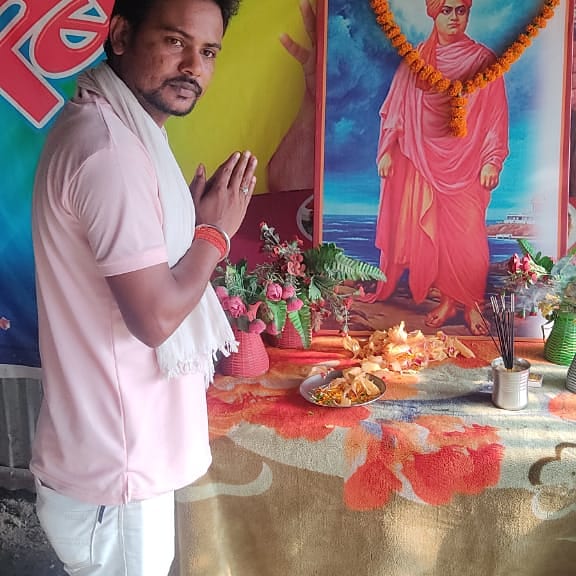 bira_ji's tweet photo. आधुनिक विश्व को सत्य, शाश्वत, महान सनातन धर्म एवं संस्कृति से परिचित कराने वाले युवा संन्यासी, अद्वितीय चिंतक, भारतीय मेधा के अप्रतिम प्रतिमान, युवाओं के प्रेरणास्रोत, युग प्रवर्तक, सम्पूर्ण भारतवर्ष के गौरव श्रद्धेय #स्वामीविवेकानंद जी को उनकी #पुण्यतिथि पर कोटिश: नमन। 💐 https://t.co/AR91z1PgBy