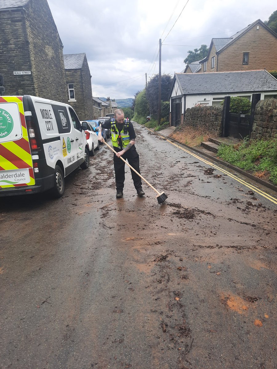 Team 2 assisting highways clearing debris in the road after flash flood
#safercalderdale
#highways
@CMBC_CSRT