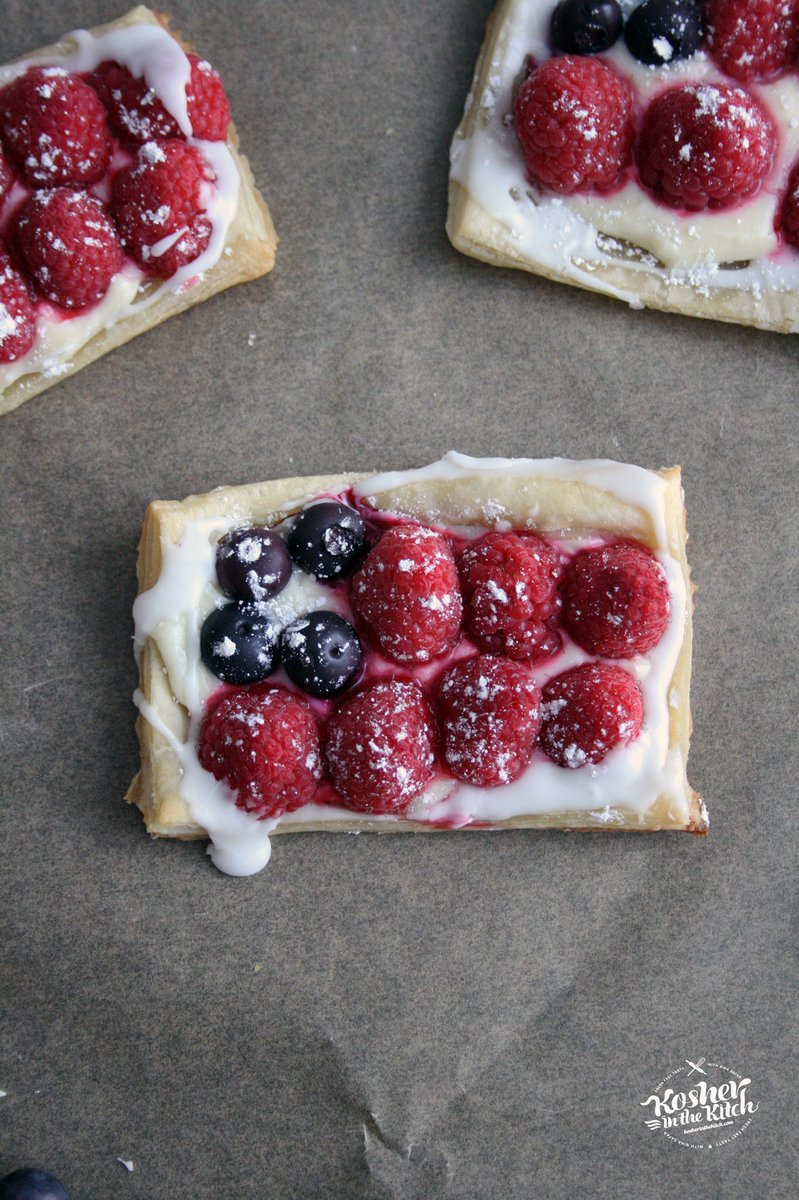 Happy #July4 Make it Tasty 😋 #AmericanFlag 🇺🇸 Cheese #Danish! Get the #recipe here: kosherinthekitch.com/july-4th-ameri…