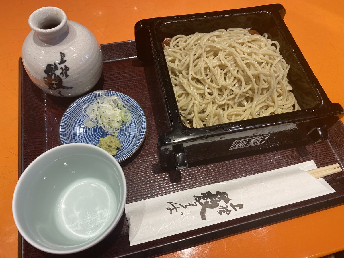 yottoco3's tweet photo. ふふ、わたしもついにせいろそばだけ注文してさっと食べてさっとでる大人になれたわ。
うまいね。せいろそば。
夕方お腹すいてカレーパン食べたけど、、でも1食をシンプルなものだけ食べるの良いね。 https://t.co/oEQCr0rTB8