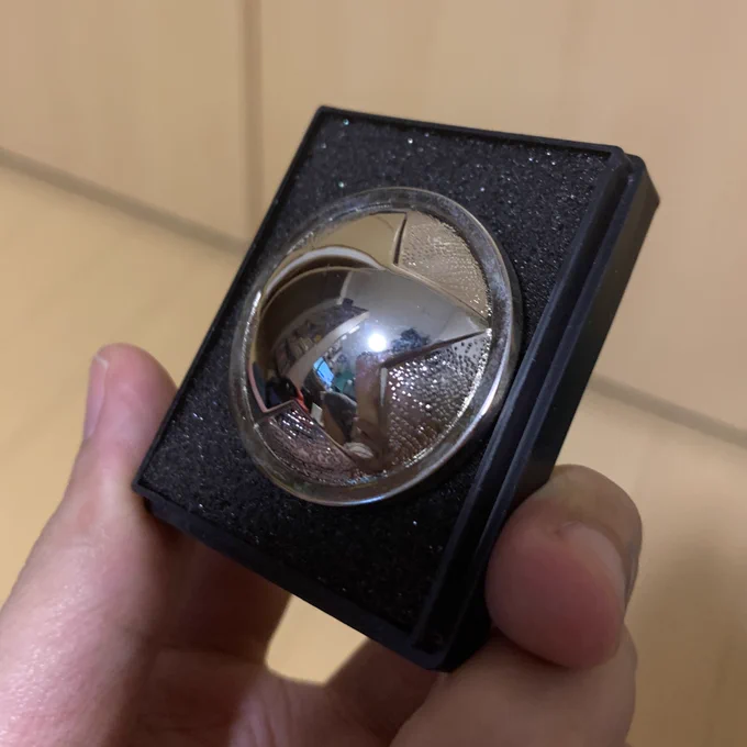 おれ葉隠覚悟のボタン持ってるんだけど、これレヴュースタァライトの上掛けのボタンと色違いだね 