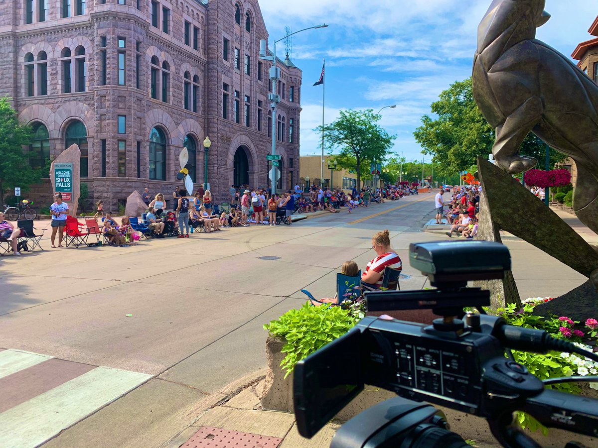 olivia_bertino's tweet photo. It’s not too late to claim a spot downtown this morning! If you miss the festivities, you can catch a glimpse of the action tonight at 10 on #KELOnews https://t.co/FmOiXXtbMh