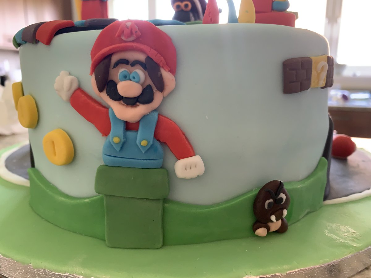 LanskiPinkette's tweet photo. And this was what I spent last week creating instead of streaming! #Mariokart8 cake! https://t.co/TNocFJ0ria