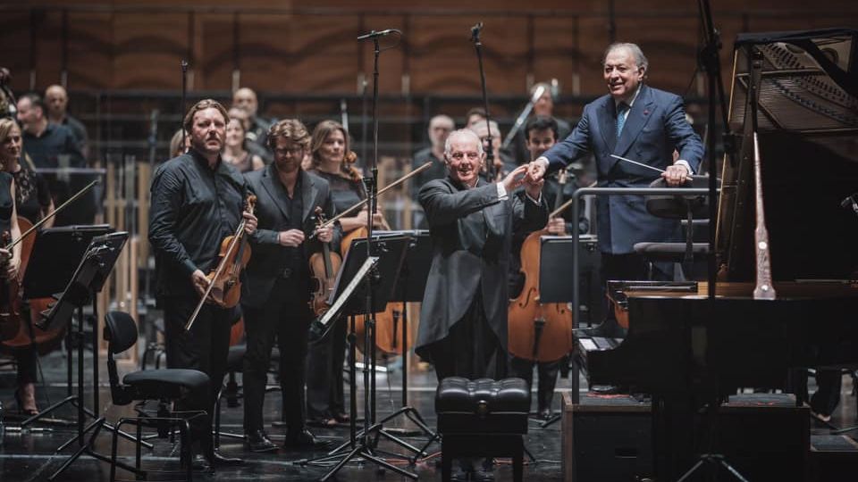 DBarenboim's tweet photo. This Tuesday, July 6, Daniel Barenboim returns to Teatro del Maggio, performing Brahms’s Piano Concerto No. 2 under the baton of Zubin Mehta with the Orchestra del Maggio.
 
Photo Credit: Michele Monasta https://t.co/y2ohvG7lVF