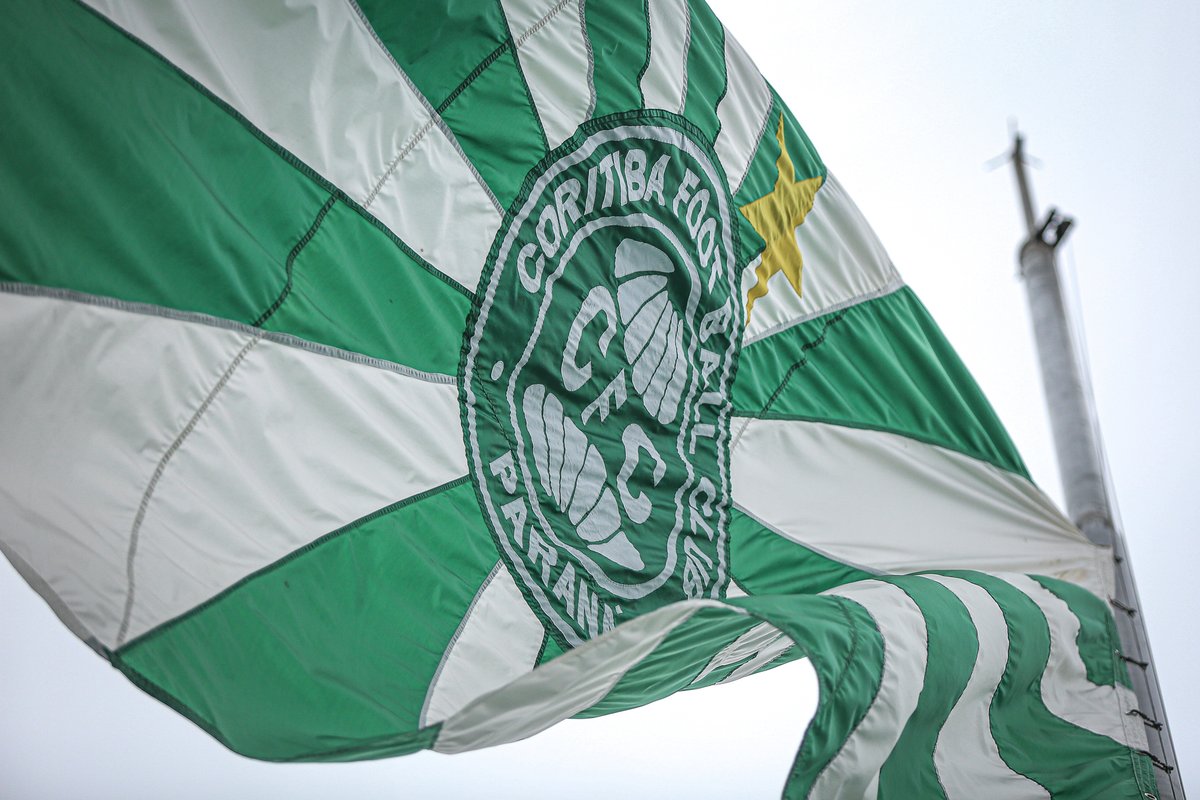 Coritiba's tweet photo. Nossa história é feita de luta e superação. 🇳🇬 Na bandeira verde e branca, hoje a meio-mastro, carregamos garra, força e tradição! ⚪💚 #SempreCoxa https://t.co/E5IoQinU1M