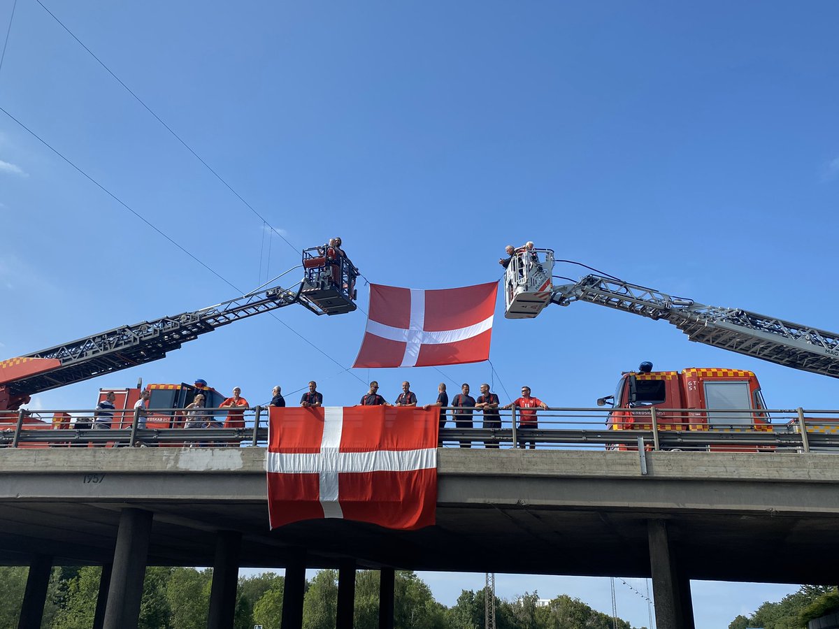 BeredskabOest's tweet photo. Dele af vagtholdet fra @BeredskabOest og et par heldige piger i kurvene samt forbipasserende borgere venter på @landsholdet @landsholdet_es i Lyngby🇩🇰🇩🇰 #berosdk https://t.co/fkccdcmyVZ