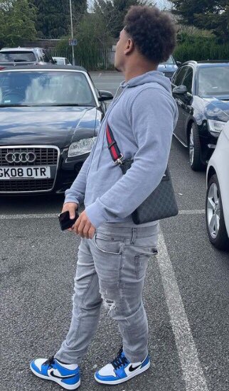 ig saw it first, mans got the freshest creps, cleanest trim, most expensive designer. Mans got no time for these hoes, how many Ps you think mans got in this pouch? Ahuh