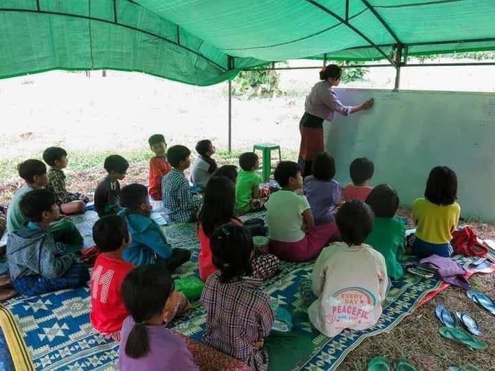 2021Revtweets's tweet photo. In Karenni, Kayah Refugees children were seen studying in the makeshift school. 
#WhatsHappeningInMyanmar 
#July4Coup 
#UnfetteredAccessForAids https://t.co/7SahJlylAG
