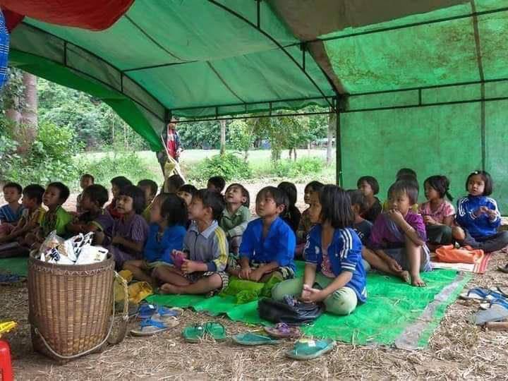 2021Revtweets's tweet photo. In Karenni, Kayah Refugees children were seen studying in the makeshift school. 
#WhatsHappeningInMyanmar 
#July4Coup 
#UnfetteredAccessForAids https://t.co/7SahJlylAG