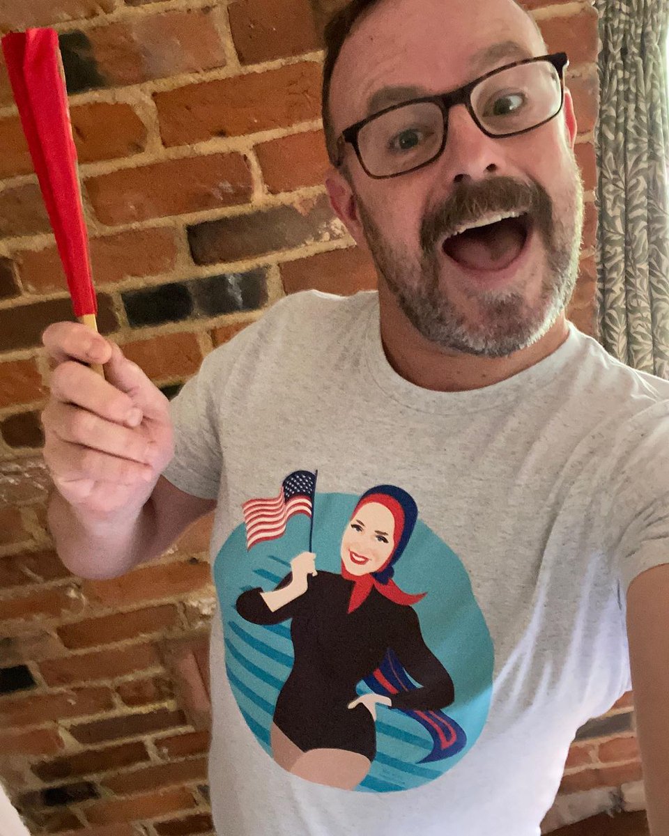 alemogolloart's tweet photo. Happy 4th of July to all my American friends and followers! 🥰
Thank you @eddiejardine for the pic
#ediebeale #littleedie #thebestcostumefortheday #greygardens #fanart #alejandromogolloart #fourthofjuly #USA #flag https://t.co/DK0j7Bkhyt
