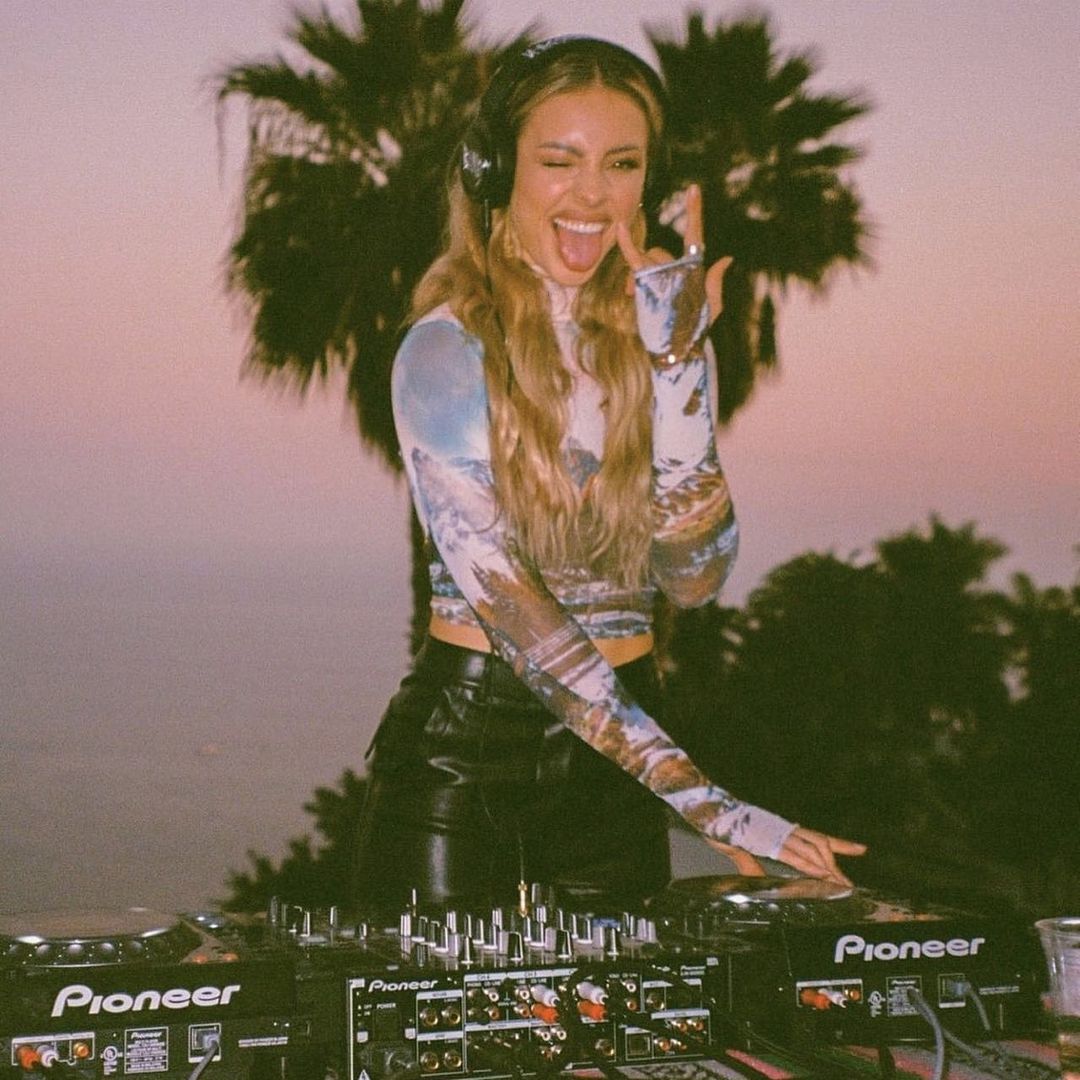 charlyaccess's tweet photo. 📷| E11EVEN MIAMI (@/11miami) via Instagram stories. 

🇧🇷: "11miami #True11 @Charlyjordan faz sua estreia no #11Miami quinta-feira, 8 de julho
Toque no link na biografia para ver ingressos e mesas
#RatherBeAt11 " https://t.co/3ltmTlltXW