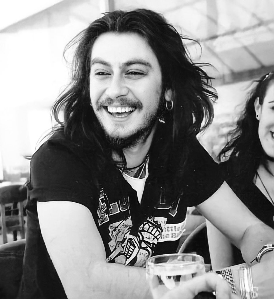 “Sen upuzun yaşamlara sığdırılamayacak güzellikler yaptın.” Herkes bilmeli... 🖤

#BarışAkarsu #ohep28yaşında