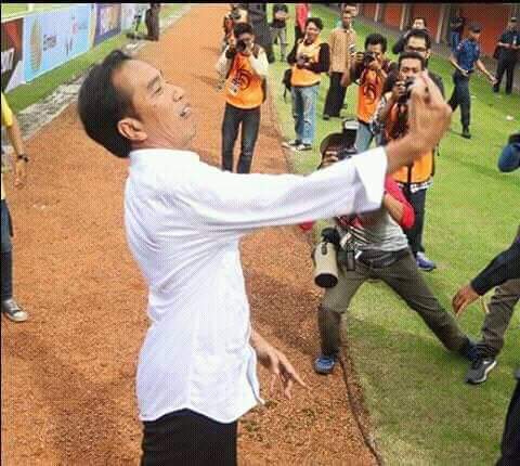 Kanseulir's tweet photo. Kita Berharap Presiden Bersedia Foto Selfie Dengan Background Rumah Sakit, Nakes Yang Terkapar Kelelahan Dan Mayat Yang Bergelimpangan

#16BulanJokowiGagalAtasiCovid
#16BulanJokowiGagalAtasiCovid https://t.co/TmyHRAizMO