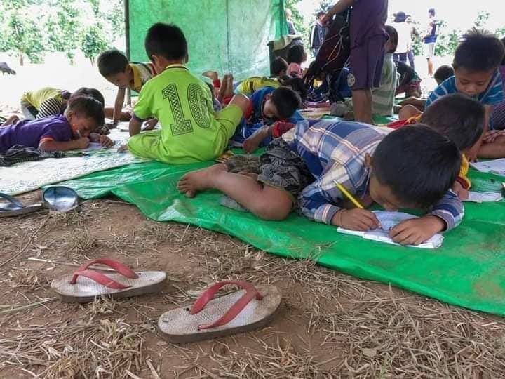 AlexMyanmar13's tweet photo. #HelpKayah: IDPs in Demoso in midst of being prone to starvation, disease &amp; exposure, kids resume their studies in such poor condition for their future.  @Refugee @UN_HRC #WhatsHappeningInMyanmar #July4Coup https://t.co/FmVYDSjHXy