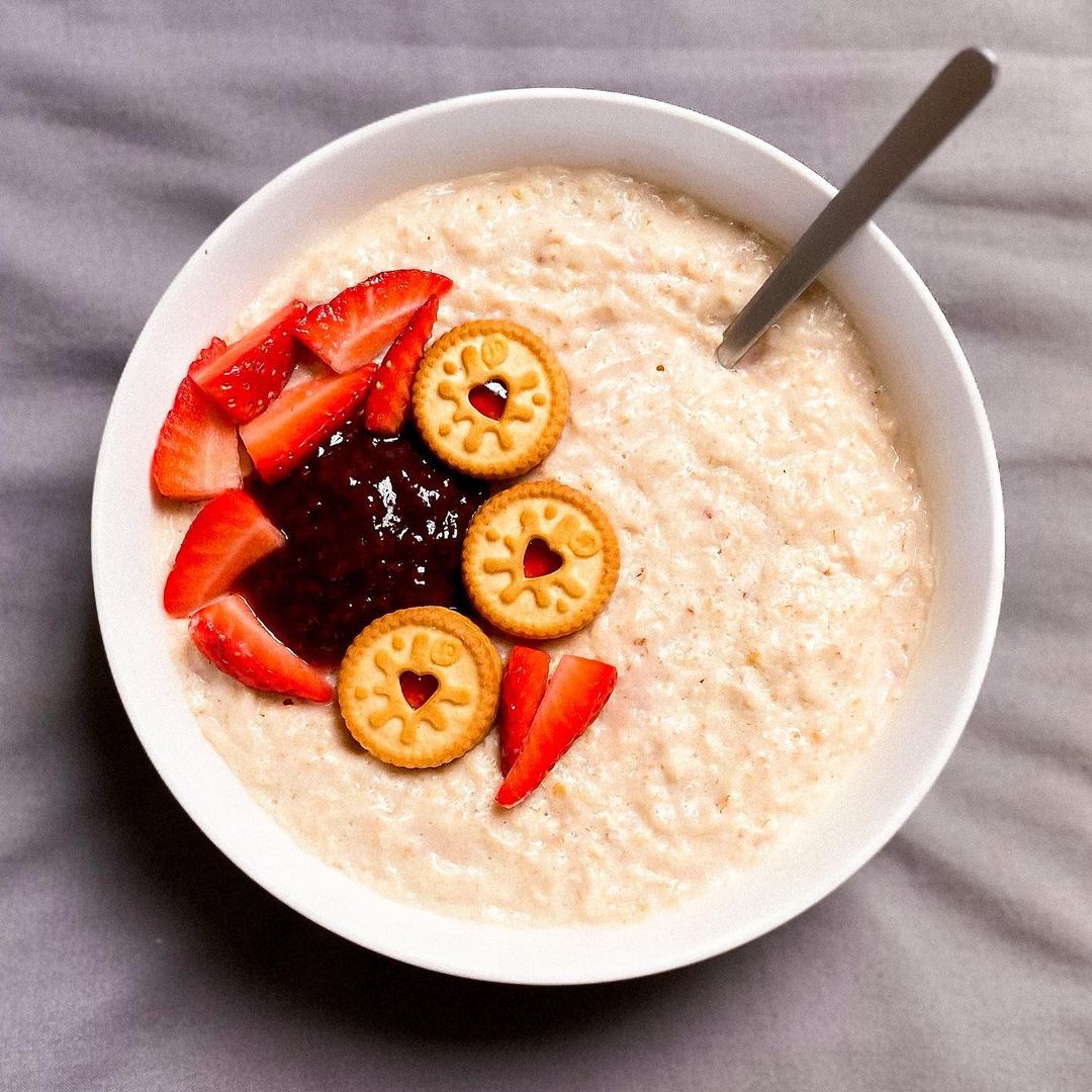 Jammie Dodger oats… The GOAT 👑❤ 

 📷: <a href="/sophiepaige/">Sophie Paige</a>.fit via IG