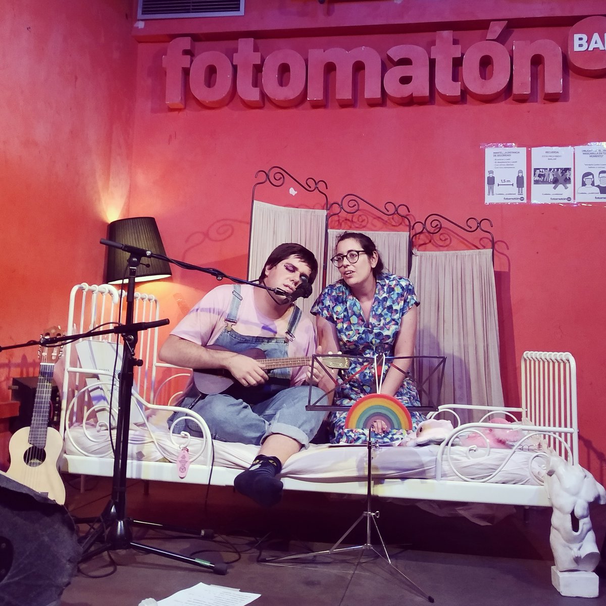 Anoche estuve viendo a <a href="/flovverie/">♡</a> presentando en directo su disco 'Int. Noche'. Cuanta verdad en sus canciones, palabras, risas y lágrimas. Todo ello desde su propia habitación y con el cameo, a modo de feat., de <a href="/AlbaPanda4/">Pony~Miau</a> de <a href="/FredburguerFred/">Fred_Fredburguer</a> 
👉open.spotify.com/artist/4hfgWh0…