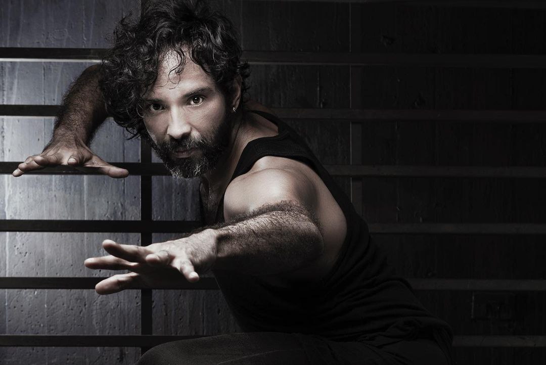 GENTE QUE DA LA BATALLA
Conoce el elenco de #AlDescampado, ante la mirada de @orlandomonteleone

Gabriel De Ávila / @gabogedag
Mérida. Bailarín +10 años de experiencia. Elenco de la Compañía Nacional de Danza - participa en la compañía La Magia del Tango.