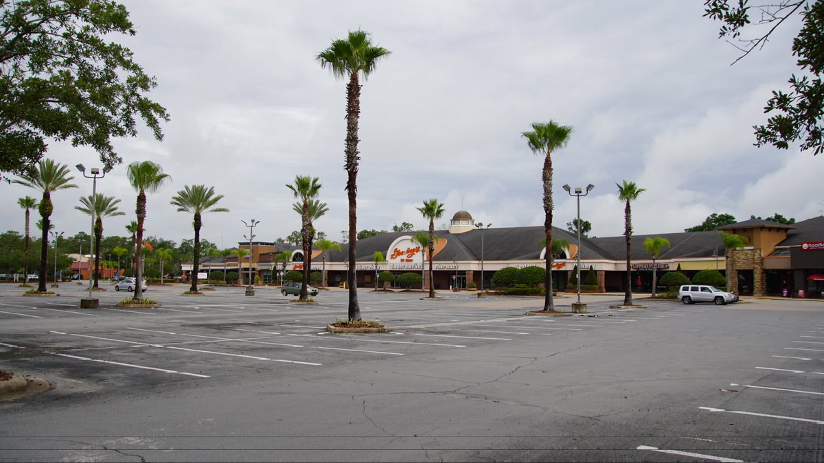 bioreconstruct's tweet photo. In several weeks CrossRoads closes. Will the palm trees be relocated or cut? 

Plaza originally built by WDW. Plaza closes next month to become a new I-4 interchange for SR 535. https://t.co/mW2hJBjBxd
