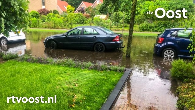 Hengelo getroffen door wolkbreuk, grote wateroverlast in straten en huizen bit.ly/3jHlTEX #rtvoost