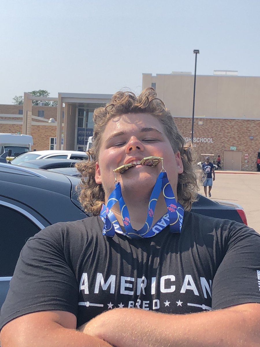 klinks1lverback's tweet photo. Took first place for shotput and discus for all of Illinois in the jr. Olympic qualifying meet. Houston here I come! @DeepDishFB @nexgenscouting @Hononegah https://t.co/FfgqBv2bVn