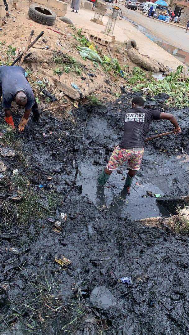 MYitte's tweet photo. Le mouvement Avenir sunu euleuk sunu yitté était ce dimanche 04 /07/2021 l’invité de Pastef Keur Mbaye Fall au Nettoyage du canal cité poste !!!
Ensemble changeons notre cadre de vie !!!
#avenir #environnement #sunueuleuk #sunuyitte #senegal #kebetu https://t.co/L3tBdz2fEF