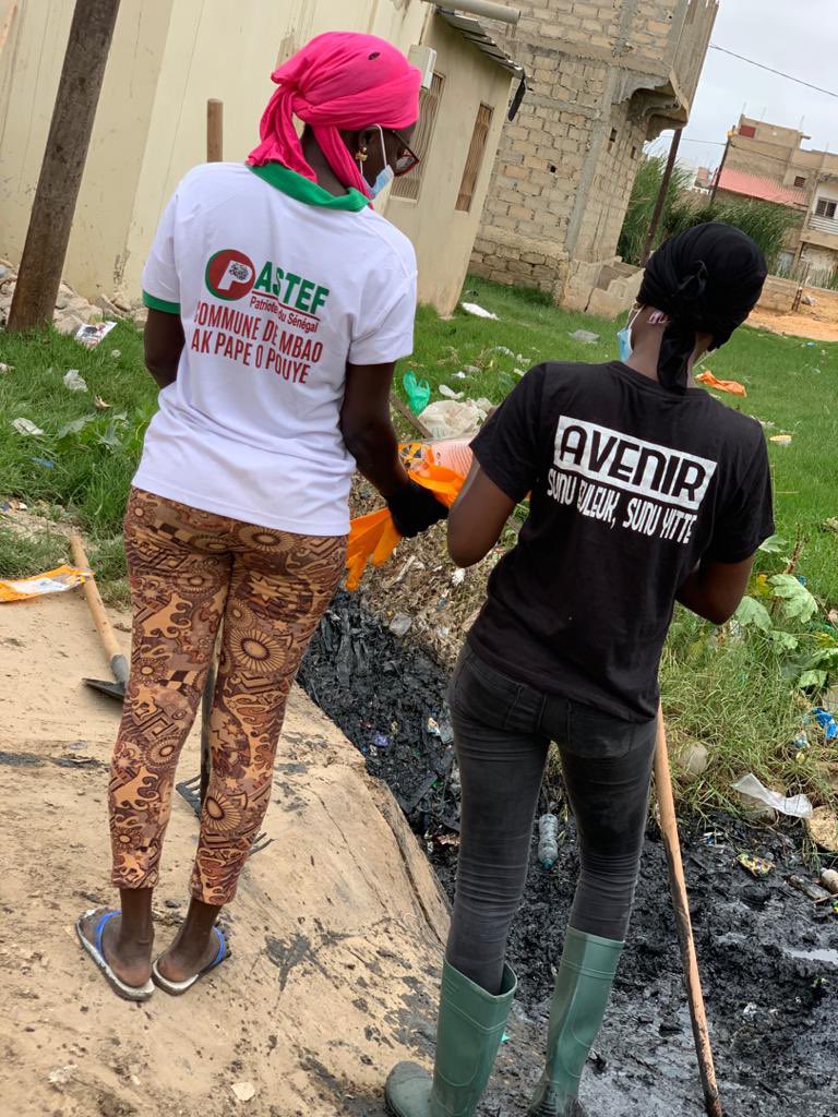 MYitte's tweet photo. Le mouvement Avenir sunu euleuk sunu yitté était ce dimanche 04 /07/2021 l’invité de Pastef Keur Mbaye Fall au Nettoyage du canal cité poste !!!
Ensemble changeons notre cadre de vie !!!
#avenir #environnement #sunueuleuk #sunuyitte #senegal #kebetu https://t.co/L3tBdz2fEF