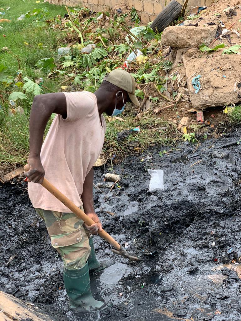 MYitte's tweet photo. Le mouvement Avenir sunu euleuk sunu yitté était ce dimanche 04 /07/2021 l’invité de Pastef Keur Mbaye Fall au Nettoyage du canal cité poste !!!
Ensemble changeons notre cadre de vie !!!
#avenir #environnement #sunueuleuk #sunuyitte #senegal #kebetu https://t.co/L3tBdz2fEF