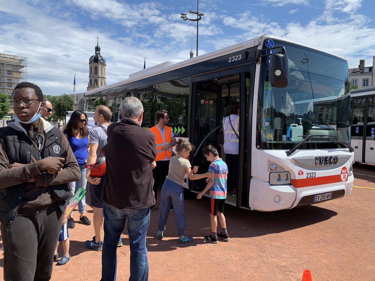 Audrey_HIPPERT's tweet photo. Très bel après-midi festif #ConvergenceVelo2021 Place Bellecour pour toujours mieux partager une ville apaisée @TCL_SYTRAL @klarrys @maisonvelolyon @LaVilleaVelo #bus #cycliste #sécurité https://t.co/Ni4dv5bQlD