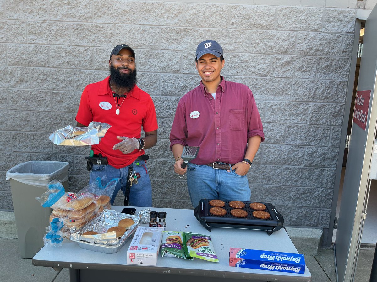 Grilling it up with my HR Expert JC this 4th of July!!! Not going to this guy is a wayyy better cook than me 🤷🏾‍♂️ 😂😂😂. #T1003