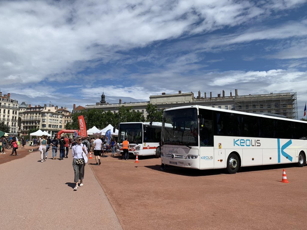 Très bel après-midi festif #ConvergenceVelo2021 Place Bellecour pour toujours mieux partager une ville apaisée <a href="/TCL_SYTRAL/">TCL</a> <a href="/klarrys/">Klarry Sanchez</a> <a href="/maisonvelolyon/">Maison du Vélo Lyon métropole</a> <a href="/LaVilleaVelo/">La Ville à Vélo Lyon Métropole</a> #bus #cycliste #sécurité <a href="/groupekeolis/">Keolis Group</a>