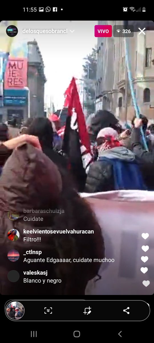Misato_1988's tweet photo. En la segunda foto se ve mejor el carro lanza agua mojando a personas que se encuentran simplemente gritando #comenzo https://t.co/pMv4z7kGQu